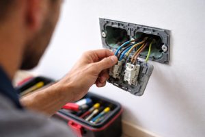 Branchement Interrupteur Simple : Comment Faire sans Se Tromper ?